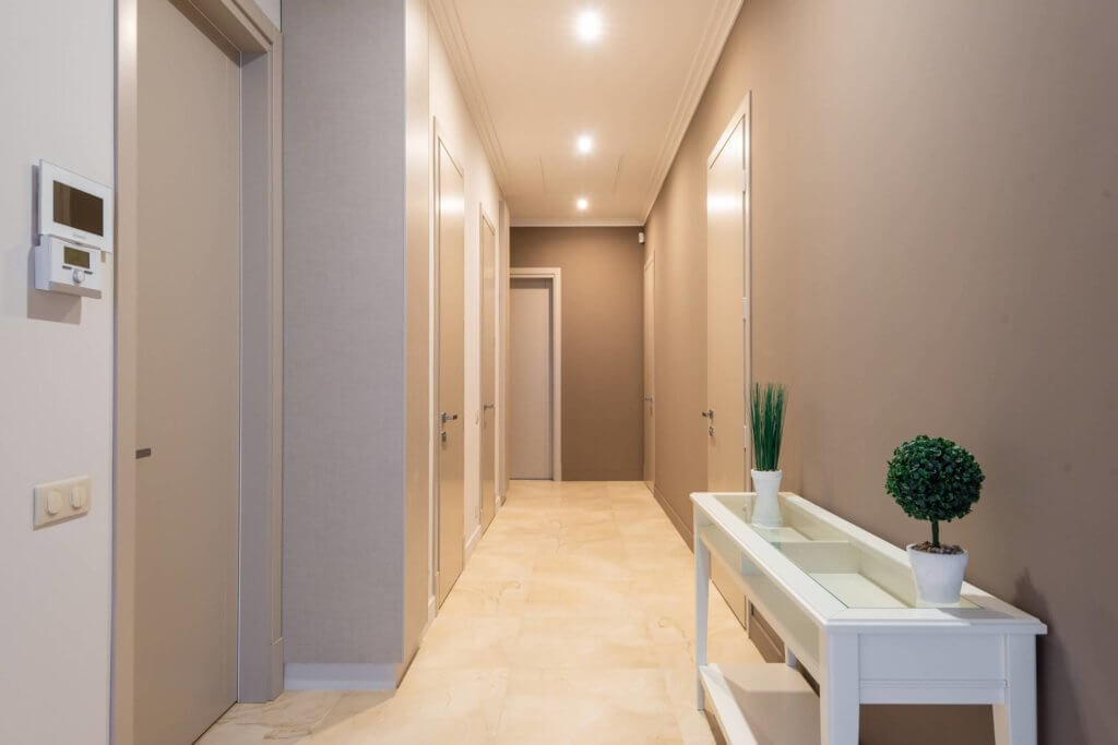 Porte interne in legno si affacciano sul corridoio di un appartamento residenziale.