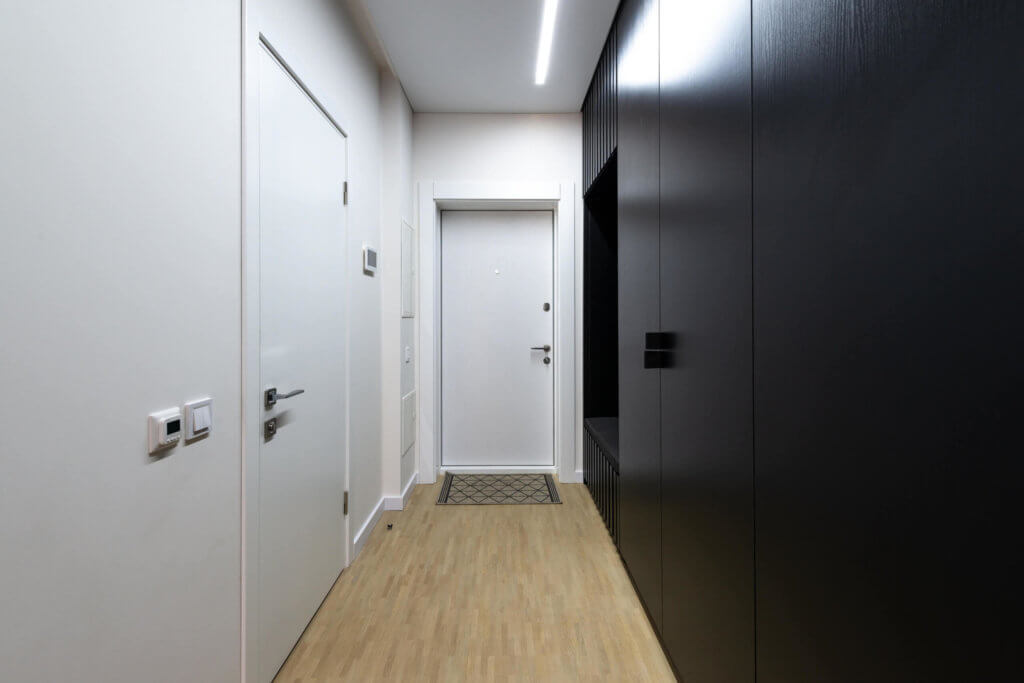 Corridoio di appartamento con porte con finitura personalizzata.