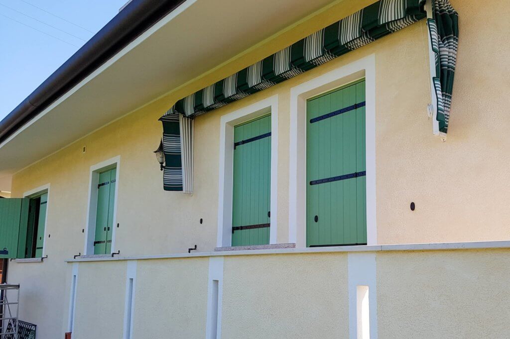 Nuovi scuri di colore verde installati in una abitazione in provincia di Treviso.