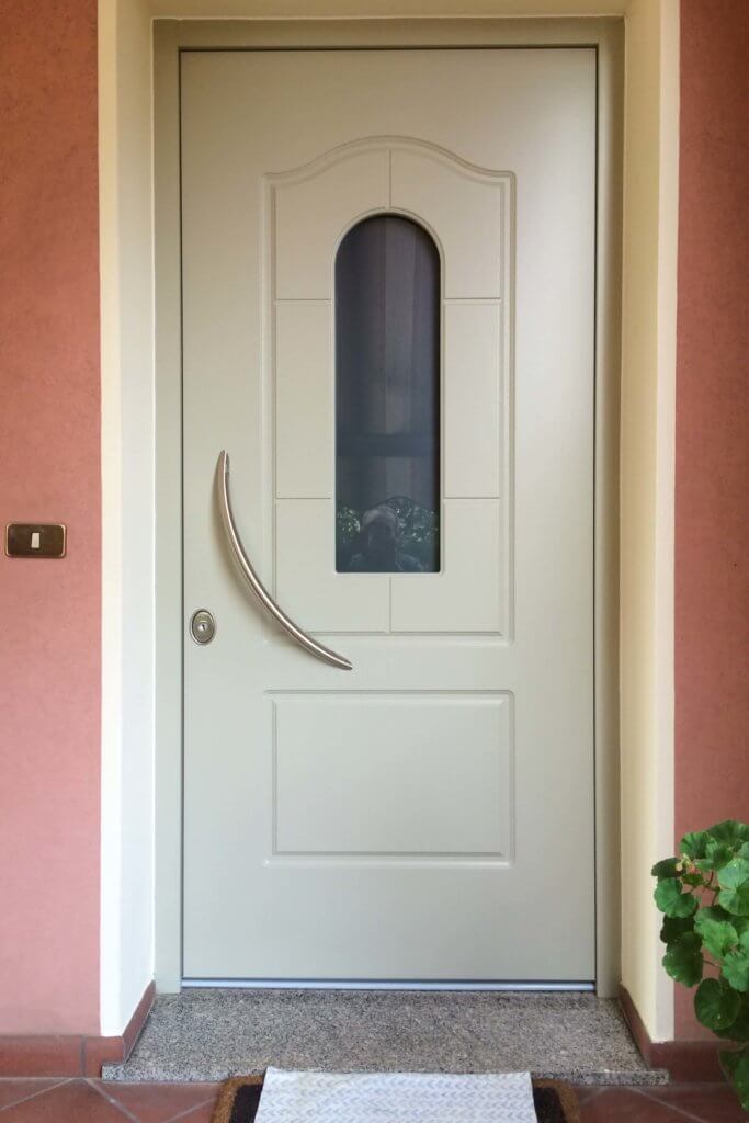 Portoncino d'ingresso blindato in alluminio con decorazione in stile classico.