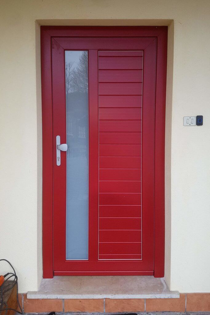 Portoncino d'ingresso in PVC rosso con vetratura privacy.