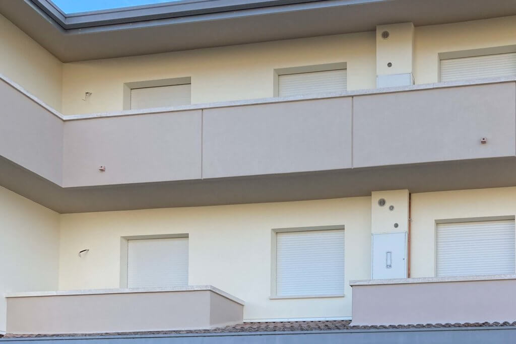 Tapparelle avvolgibili bianche installate da 21 Infissi in un condominio in provincia di Treviso.