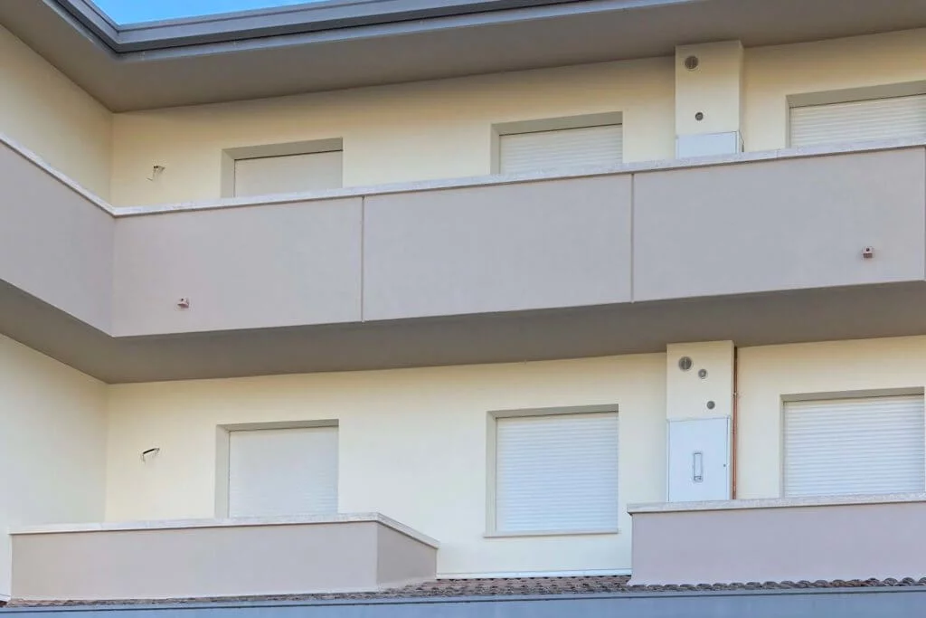 Tapparelle avvolgibili bianche installate da 21 Infissi in un condominio in provincia di Treviso.