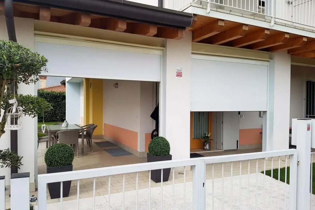 Tenda oscurante bianca a motore per esterni.