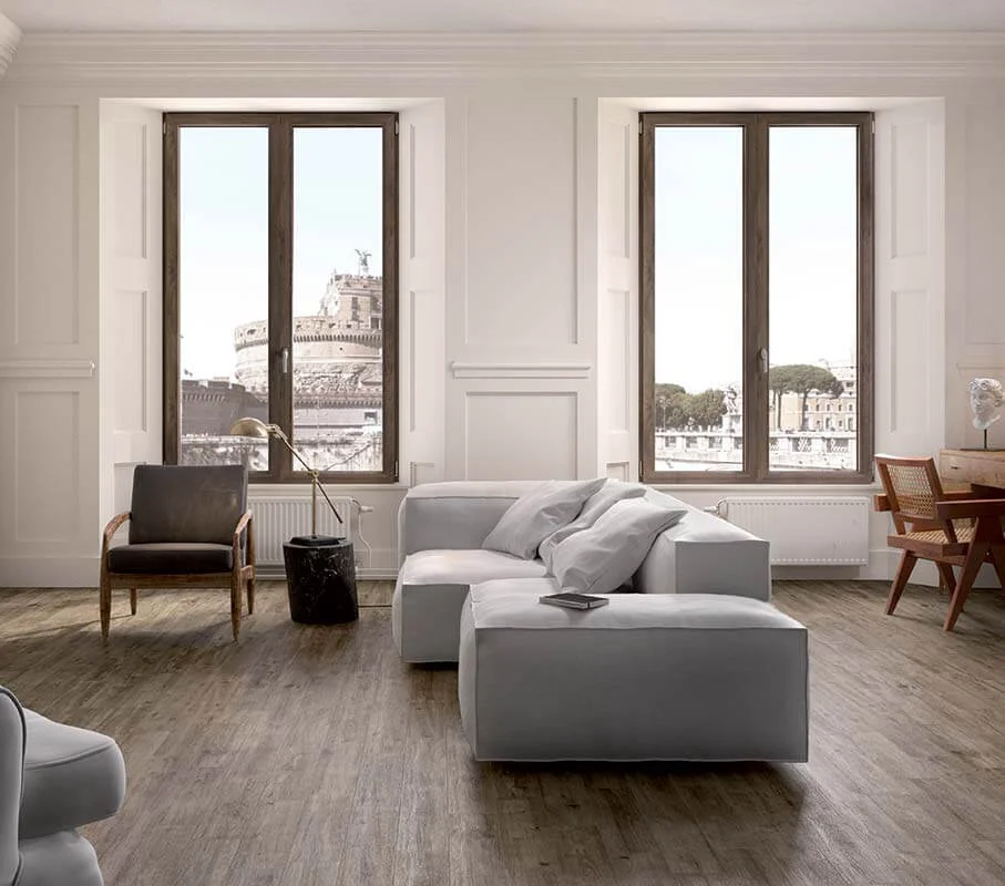 Finestre in legno-alluminio installate in un ambiente residenziale.
